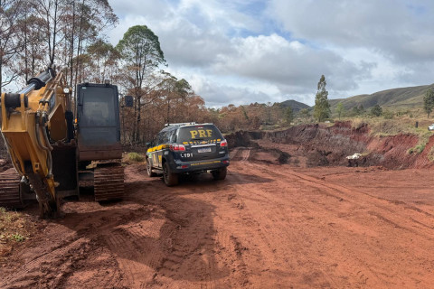 PRF apreende máquinas e veículos usados em extração ilegal de minério em Itabirito