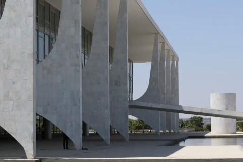 Lula sanciona lei que zera imposto para compras internacionais de até US$ 50