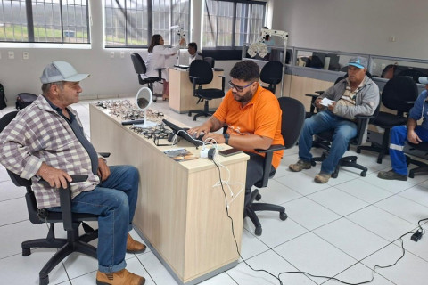 Caminhoneiros terão exames de vista e óculos gratuitos na BR-040, em Carandaí