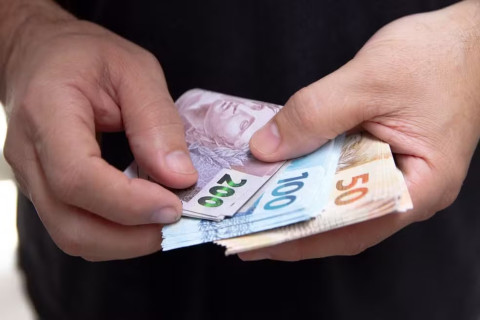 Orçamento de 2027 prevê salário mínimo de R$ 1.741 e contas no azul