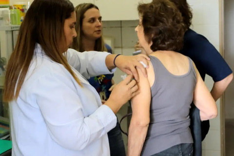 Idosos com 85 anos ou mais já podem receber vacina pneumo 20 pelo SUS